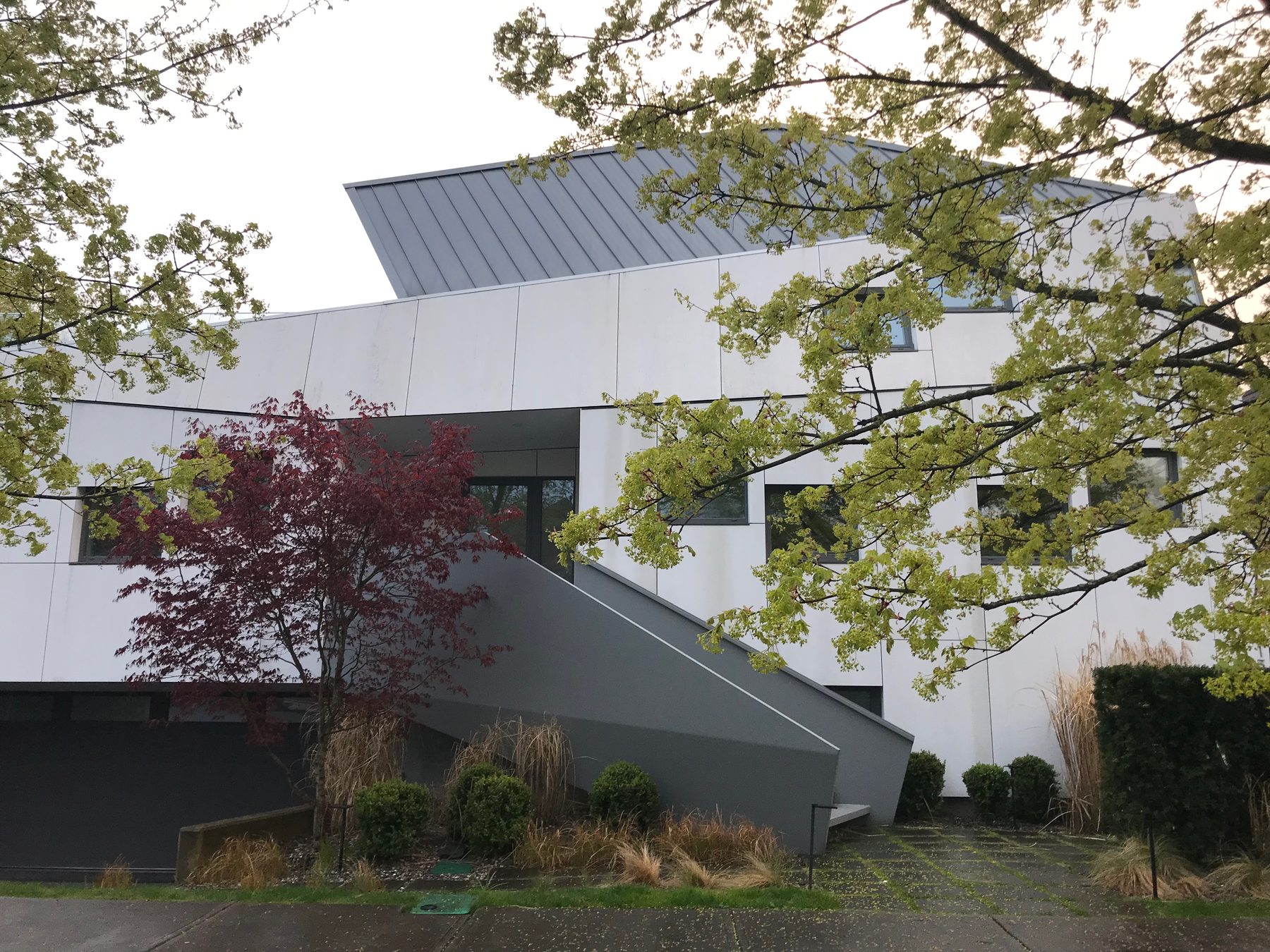 Modern architecture and climate-aware built environment