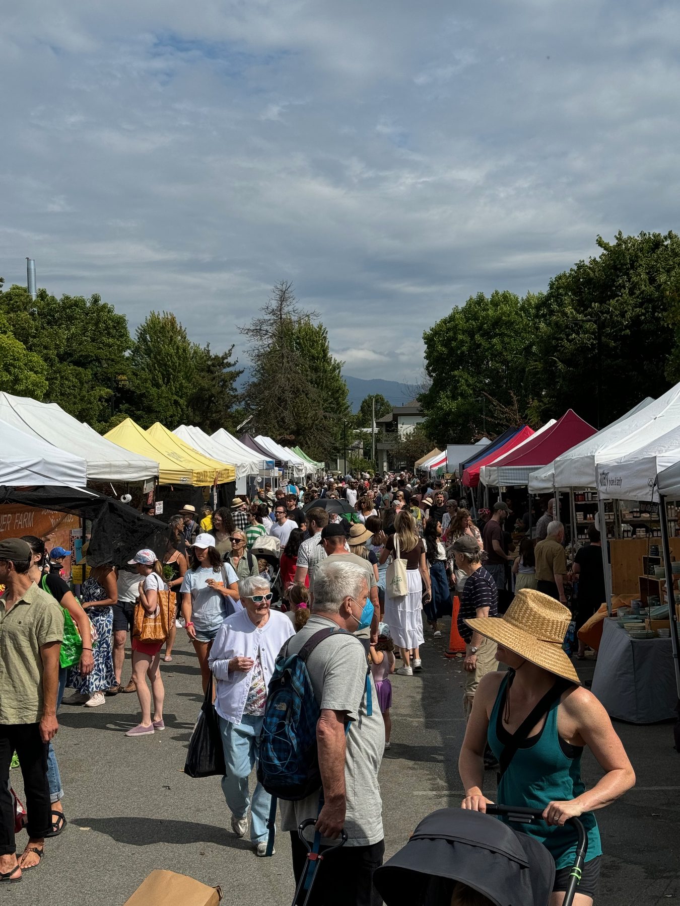 Neighbourhood market and local daily rituals